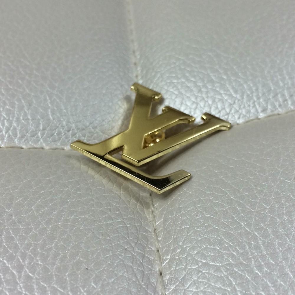 Louis Vuitton logo pin counter staff pin - - Picture 4 of 8